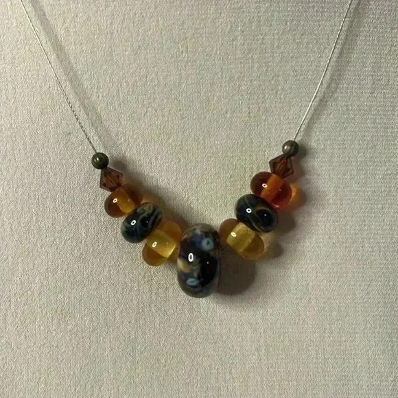 Elegant Multicolor Beaded Necklace - Picture 2 of 8